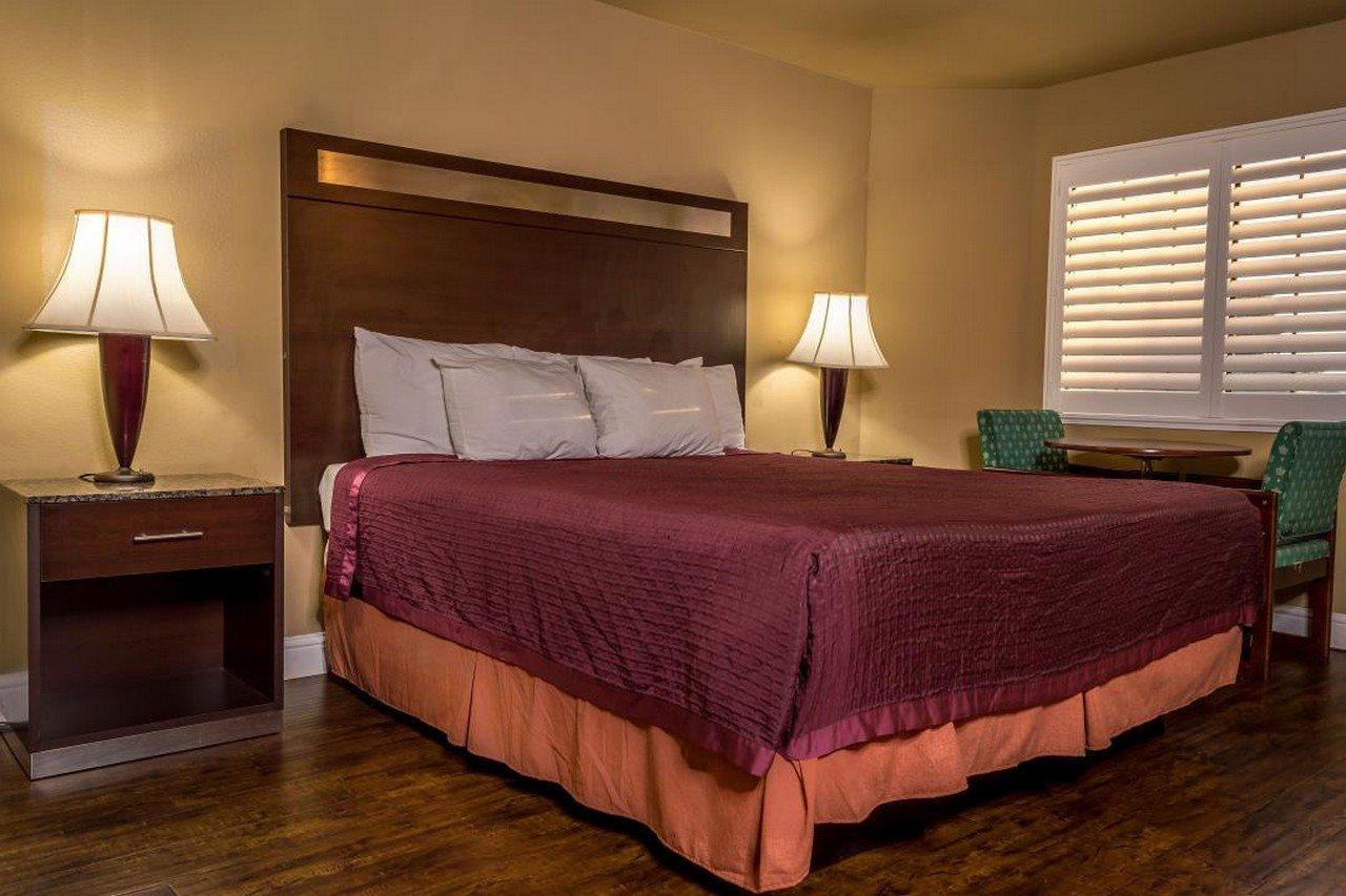 Crossroads - Downtown Motel 3*
